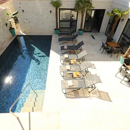 Ariel Hotell *